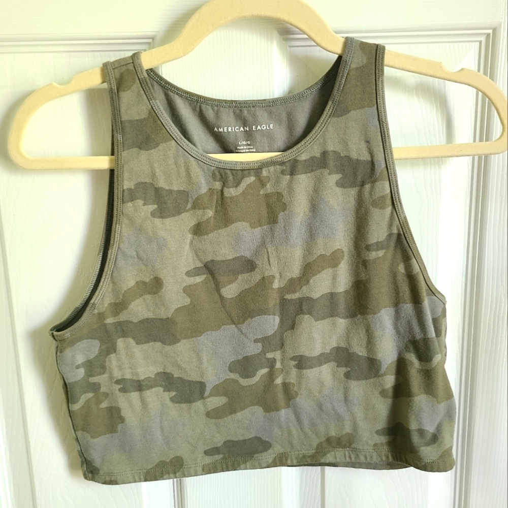 american eagle • camo crop tank